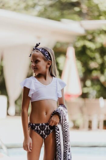 Σετ Mαγιό Μπικίνι λευκό μαύρο με βολαν - Image 2