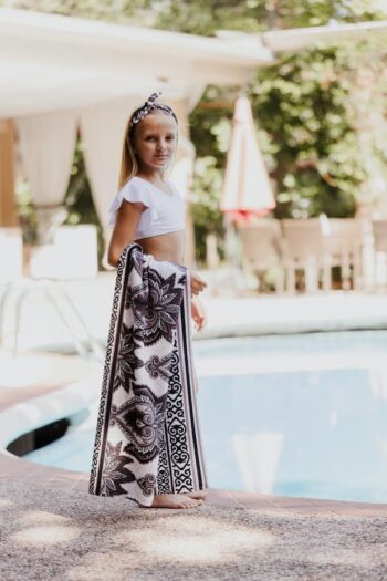 Σετ Mαγιό Μπικίνι λευκό μαύρο με βολαν - Image 3