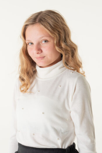 Πλεκτο μπλουζάκι ζιβάγκο με πέρλες εκρού χρώμα - Image 1