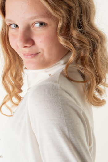 Πλεκτο μπλουζάκι ζιβάγκο με πέρλες εκρού χρώμα - Image 3