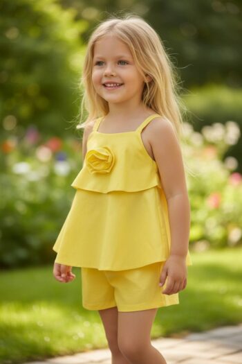 Σετ κίτρινού με αεράτο crop top με λουλούδι και σορτς.