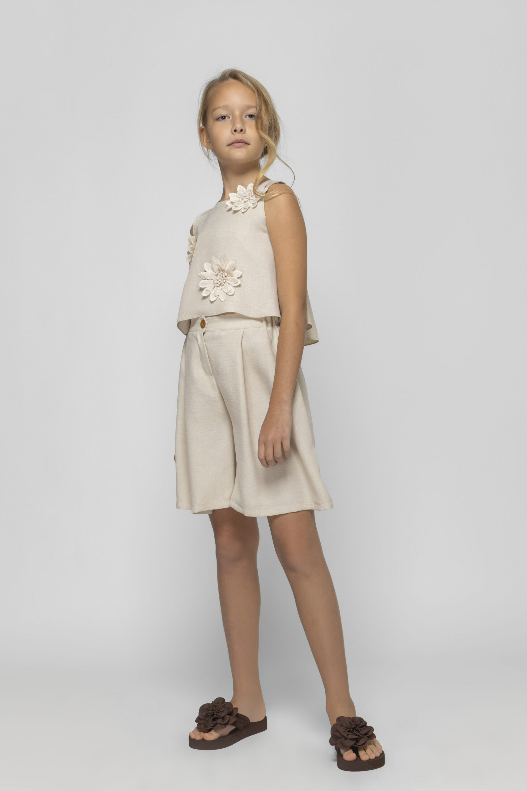 Σετ τοπ με λουλούδια και βερμούδα